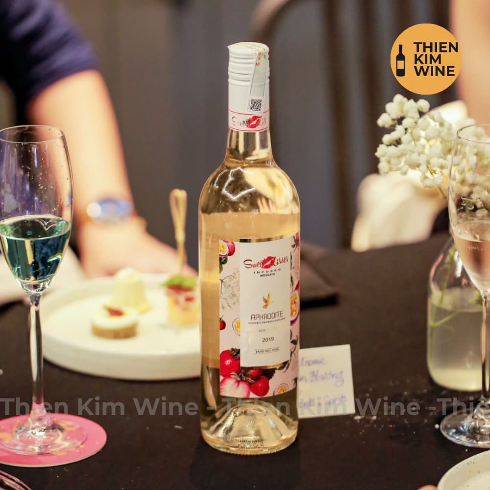 [Chính hãng] - Rượu Vang Cocktail Úc Sweet Kisses Moscato Hương Vị Trái Cây Nhiệt Đới (Poseidon–Dionysus–Aphrodite) - 8%