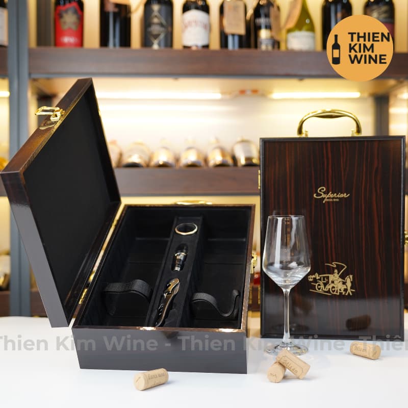 [Chính hãng] - Hộp Quà Tặng VIP 2 Chai Rượu Vang - Hộp Sơn Mài Kèm 3 Phụ Kiện Có Quai Xách